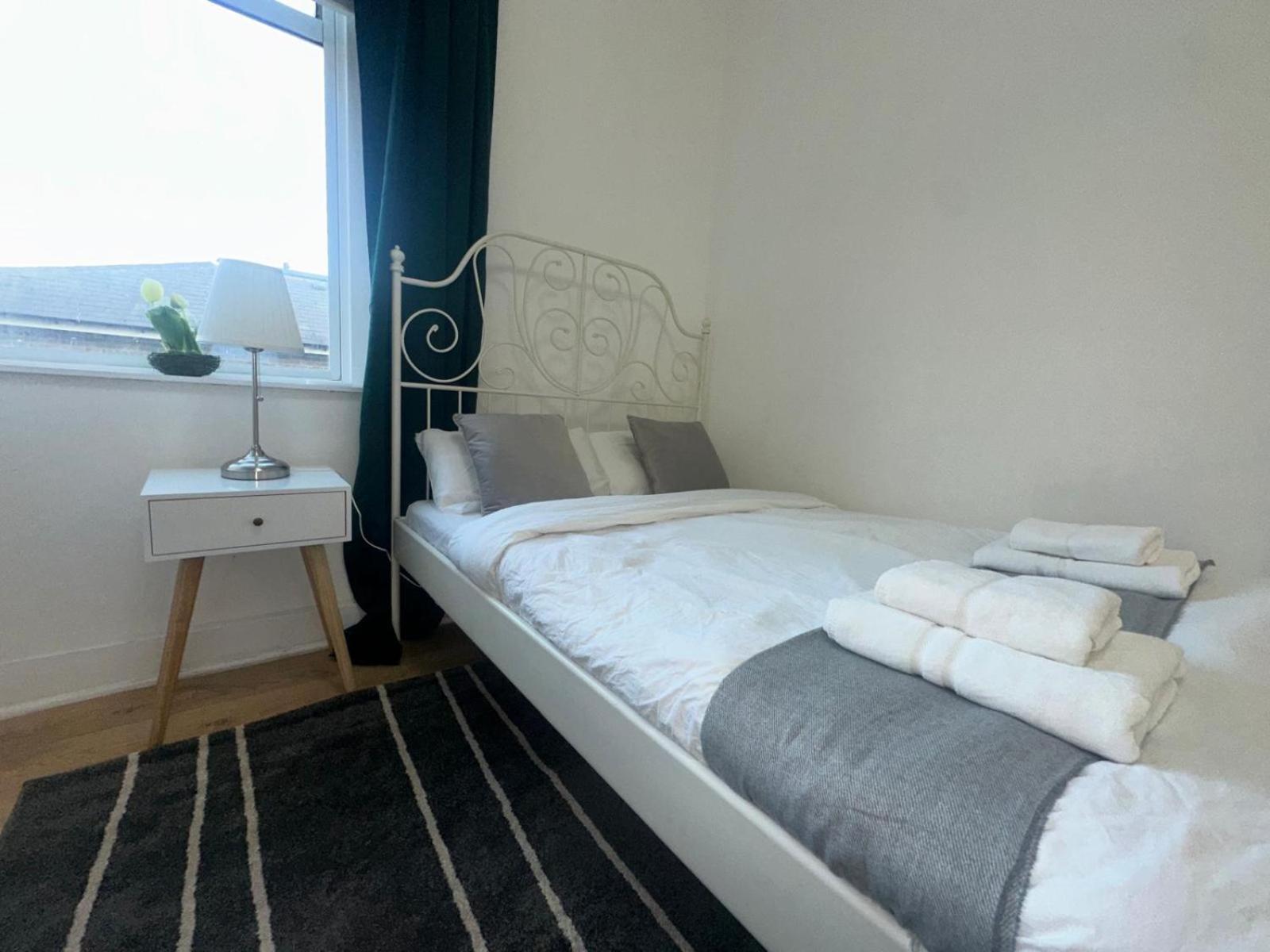 First Floor One Bed Apartment In Central West London Exteriör bild