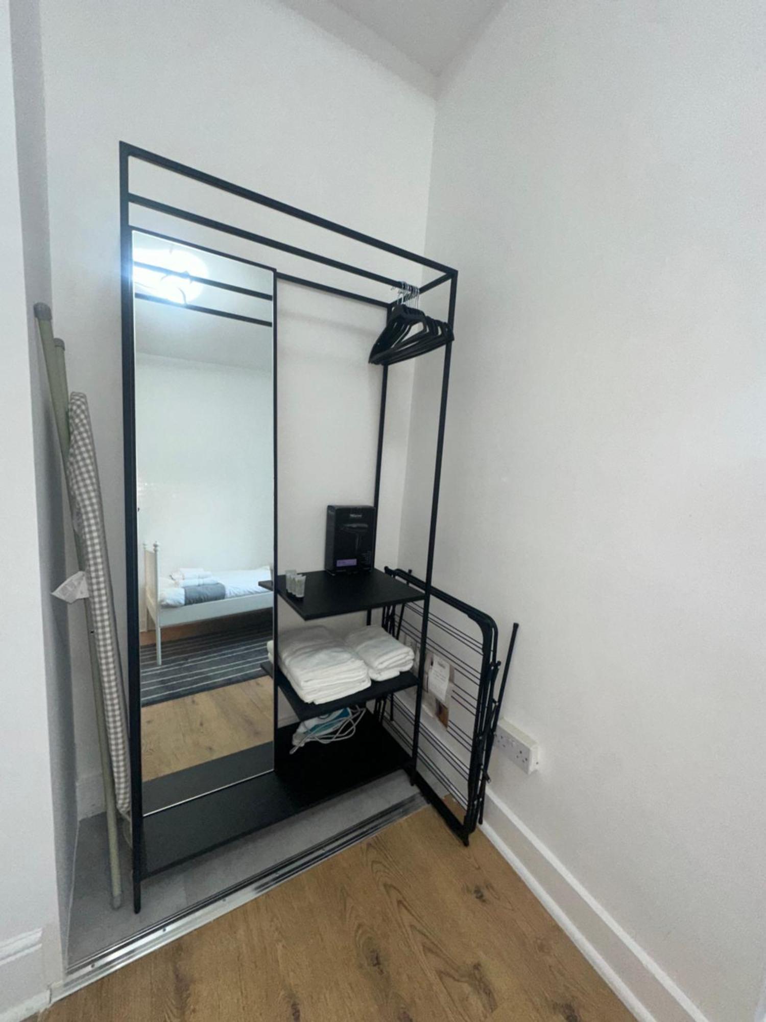 First Floor One Bed Apartment In Central West London Exteriör bild